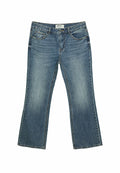 Helle blaue Jeans im Schlagdesign mit einem Fünf-Taschen-Design, dezentem Used-Look und Kontrastnähten. Standardbund mit Knopfverschluss.