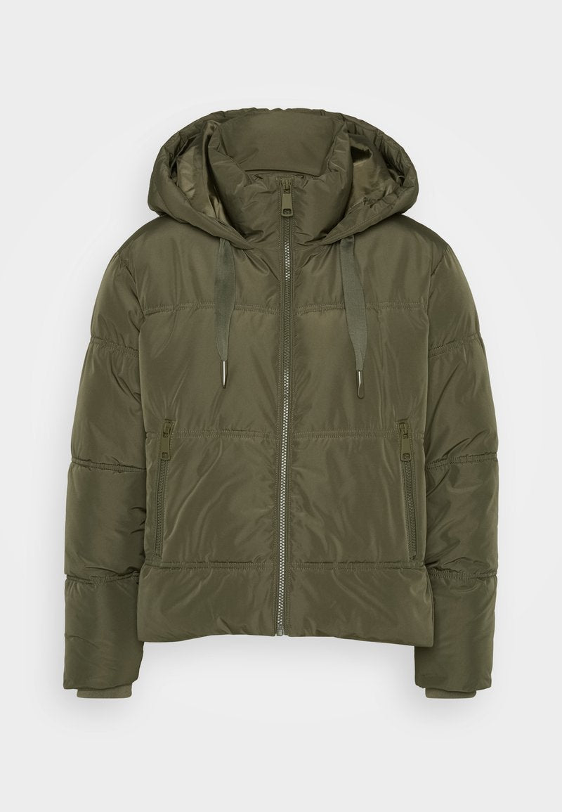 Olivengrüne gepolsterte Jacke mit Kapuze, vorderem Reißverschluss, Kordelzügen und zwei seitlichen Reißverschlusstaschen, entworfen für kaltes Wetter.