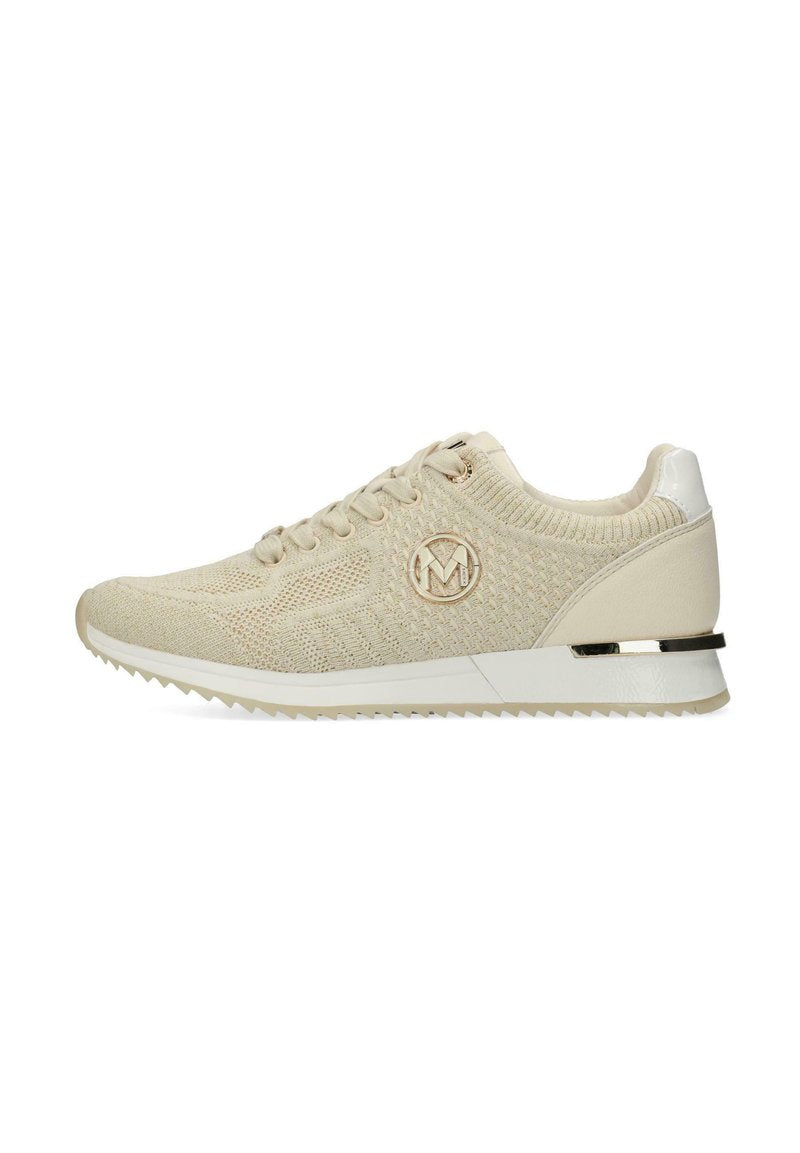 Beige strukturierter Sneaker mit Obermaterial aus Strick, runder Zehenpartie, Schnürung, Logo-Akzent und metallischem Fersendetail, ausgestattet mit einer gerippten Gummisohle.