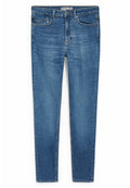 Schmale blaue Jeans aus Denim mit einem klassischen Fünf-Taschen-Design, Reißverschluss und dezentem Verblassen. Gestickte Akzente in einem kontrastierenden Faden.