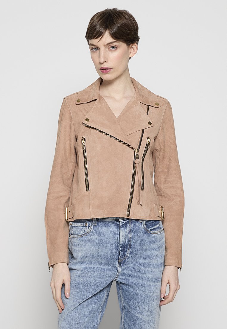 Taillierte, hellbraune Wildlederjacke mit Reißverschluss vorne, Druckknopfkragen und goldenen Hardwareakzenten. Verfügt über zwei Reißverschlusstaschen.