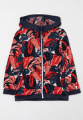 Kapuzensweatjacke mit abstraktem Blattmuster in Rot, Marineblau und Weiß, Marineblauem Bündchen und Saum auf hellem Hintergrund.