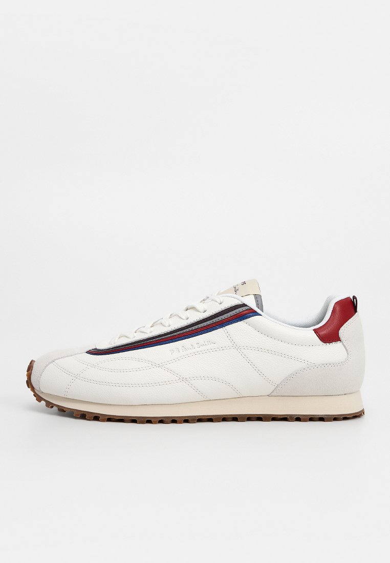 Weiße Ledersneaker mit einer strukturierten Oberfläche, roten und blauen Akzenten, einem flachen Design und einer Gummisohle mit Profil.
