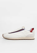 Weiße Ledersneaker mit einer strukturierten Oberfläche, roten und blauen Akzenten, einem flachen Design und einer Gummisohle mit Profil.