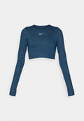 Blaues, langärmeliges Cropped-Top mit rundem Halsausschnitt, das ein tonal Nike-Logo und ein sich wiederholendes Textmuster in leichter Reliefoptik zeigt.