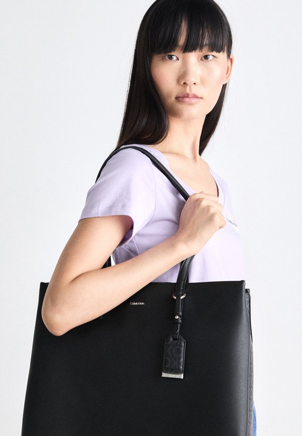Calvin Klein MUST MEDIUM SHOPPER MONO - Tote bag - black
