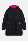 Schwarze Pufferjacke mit Kapuze, ausgestattet mit einem gesteppten Muster, leuchtend pinkem Futter und mit Reißverschlüssen versehenen Taschen mit pinken Akzenten und Beschlägen.