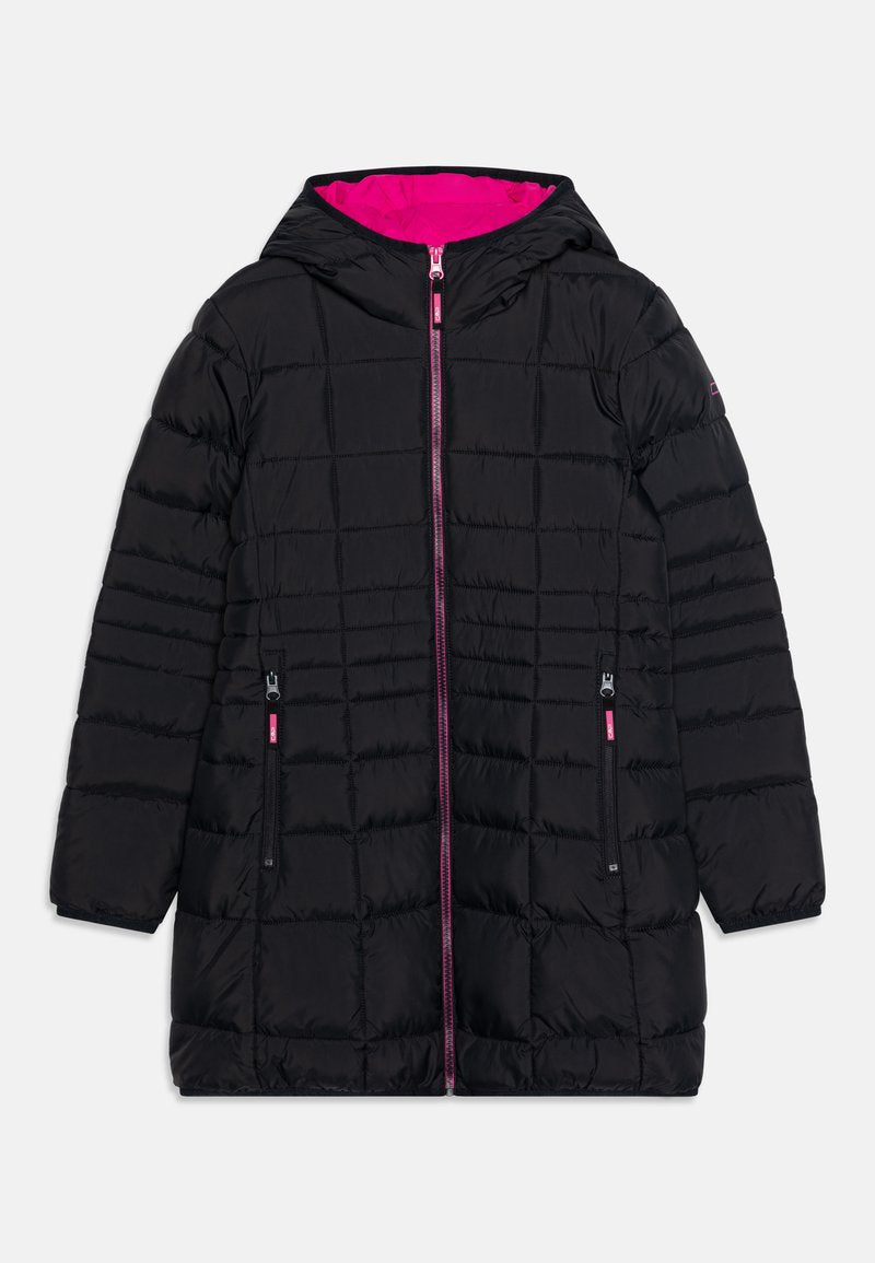 Schwarze Pufferjacke mit Kapuze, ausgestattet mit einem gesteppten Muster, leuchtend pinkem Futter und mit Reißverschlüssen versehenen Taschen mit pinken Akzenten und Beschlägen.