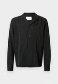 Schwarzes langärmliges Hemd mit Knopfleiste, dezentem Paisley-Muster und Kragen, innen am Halsausschnitt mit 'Les Deux' bezeichnet.