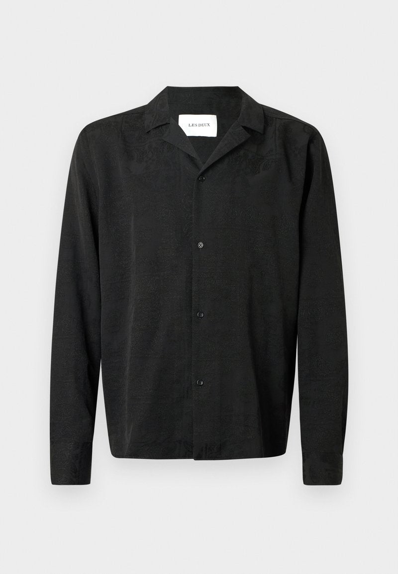 Schwarzes langärmliges Hemd mit Knopfleiste, dezentem Paisley-Muster und Kragen, innen am Halsausschnitt mit 'Les Deux' bezeichnet.