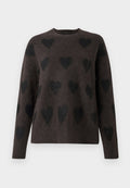 Brauner Pullover mit einer weichen Textur, der ein Muster aus schwarzen Herzen aufweist. Er hat einen runden Ausschnitt und lange Ärmel.