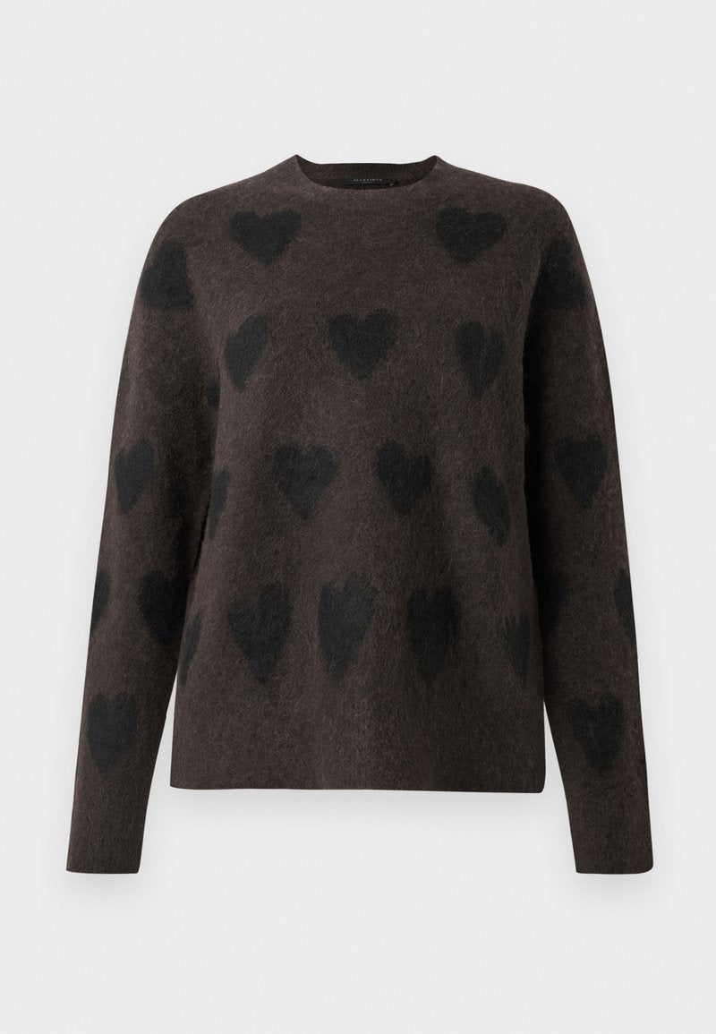 Brauner Pullover mit einer weichen Textur, der ein Muster aus schwarzen Herzen aufweist. Er hat einen runden Ausschnitt und lange Ärmel.