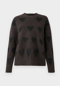 Brauner Pullover mit einer weichen Textur, der ein Muster aus schwarzen Herzen aufweist. Er hat einen runden Ausschnitt und lange Ärmel.
