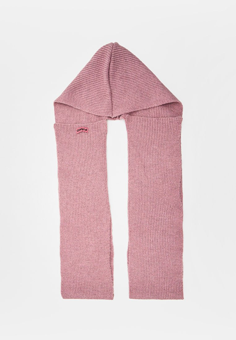 Langer gestrickter rosa Schal mit angebrachtem Kapuzen, Rippstrickmuster und kleinem rechteckigem rosa Stoffetikett auf einer Seite.