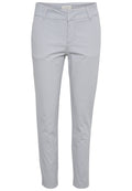 Hellgraue Slim-Fit-Hosen mit Gürtelschlaufen, Frontreißverschluss und Knopfverschluss, auf weißem Hintergrund präsentiert.