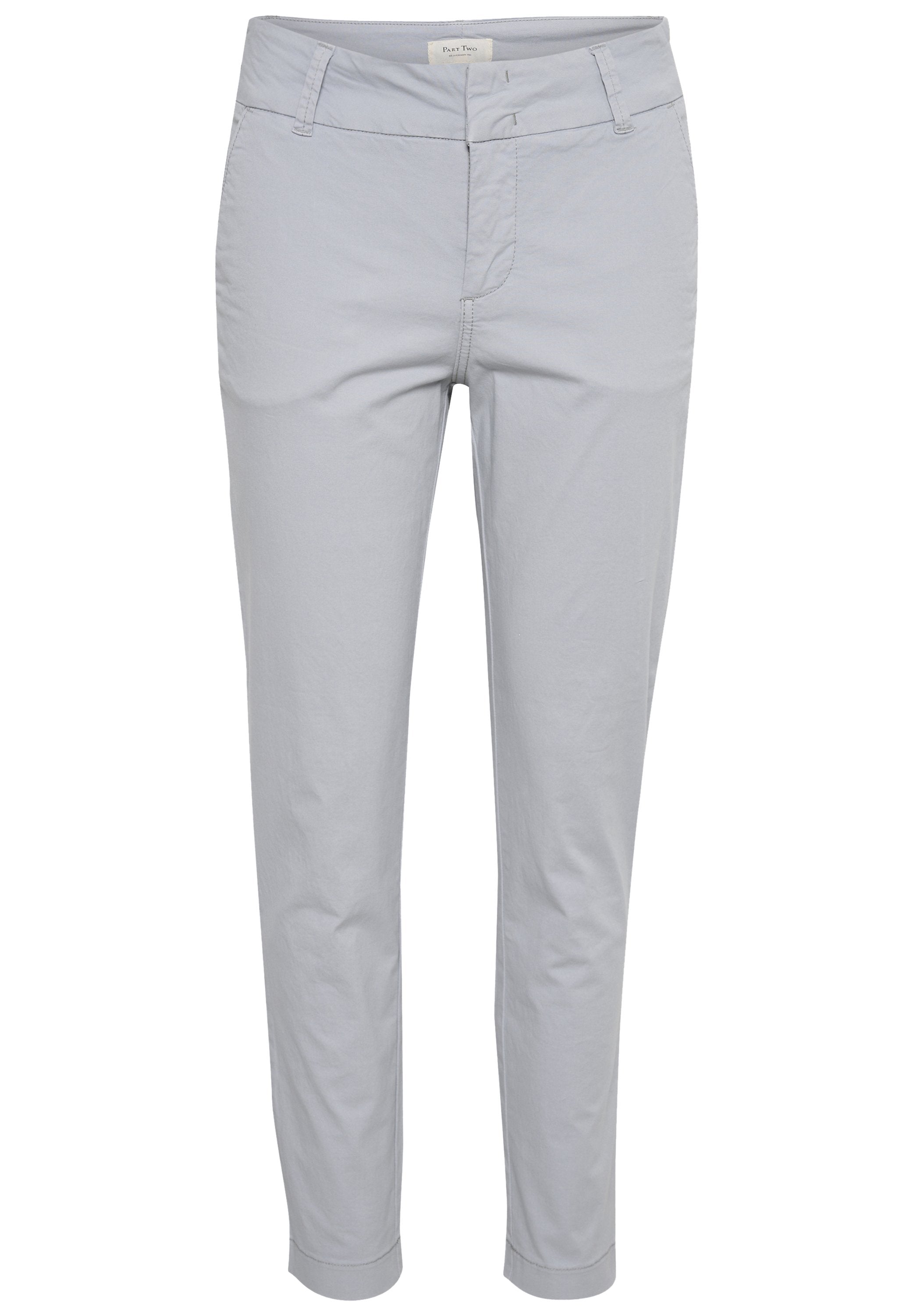 Hellgraue Slim-Fit-Hosen mit Gürtelschlaufen, Frontreißverschluss und Knopfverschluss, auf weißem Hintergrund präsentiert.
