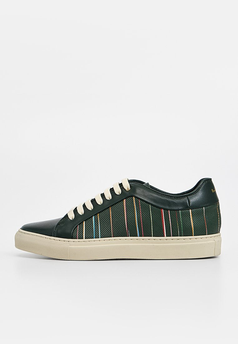 Grüner Ledersneaker mit gestreiftem Textil-Panel, cremefarbenen Schnürsenkeln und strukturiertem Gummisohle. Zeichnet sich durch kontrastreiche Farben und schlankes Design aus.