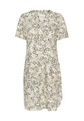 Kleid mit kurzen Ärmeln aus leichtem Stoff, das einen beigen Hintergrund mit grünen Blumen- und Blattmustern aufweist; V-Ausschnitt, lässige Passform, knielang.