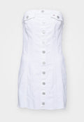 Weißes bügelloses Denim-Kleid mit geradem Schnitt, Vorderknopfverschluss und ausgefranstem Saum. Material: Denim mit strukturierter Oberfläche.