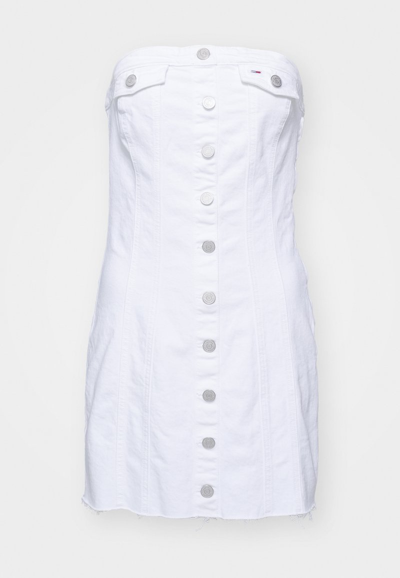 Weißes bügelloses Denim-Kleid mit geradem Schnitt, Vorderknopfverschluss und ausgefranstem Saum. Material: Denim mit strukturierter Oberfläche.