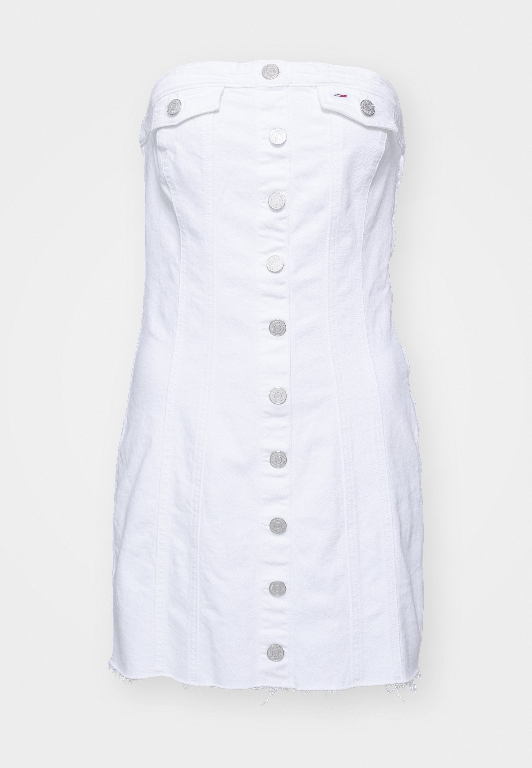 Weißes bügelloses Denim-Kleid mit geradem Schnitt, Vorderknopfverschluss und ausgefranstem Saum. Material: Denim mit strukturierter Oberfläche.