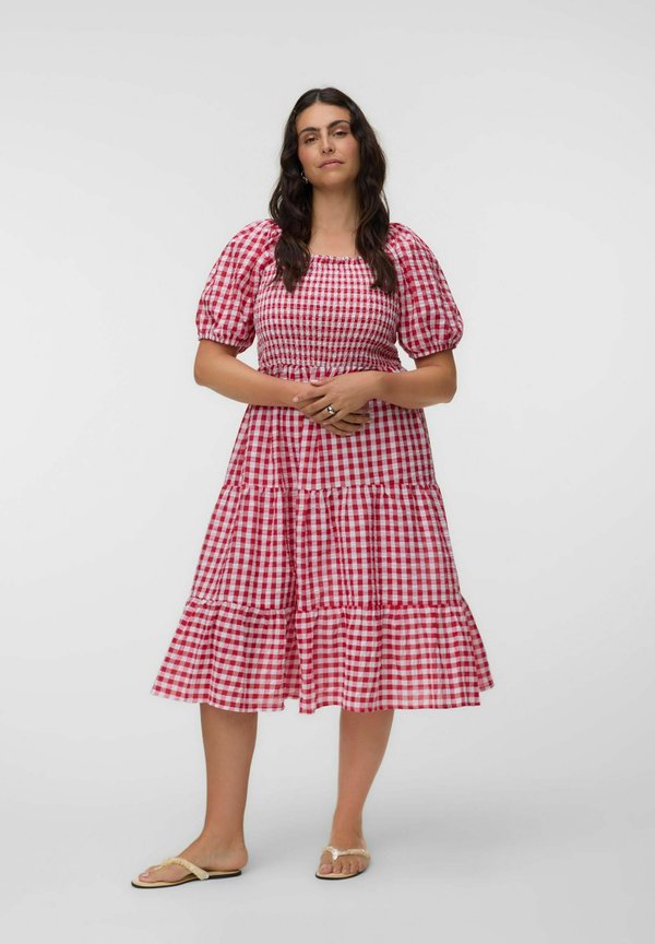 Vero Moda Curve GESMOKTES KLEID VMCCARRIE LANGES KLEID - Day dress - crimson