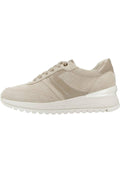 Beige Wildleder-Sneaker mit strukturierter Oberfläche, perforierten Details und glänzenden beigen Akzenten. Verfügt über eine gepolsterte weiße Sohle und Schnürsenkel.