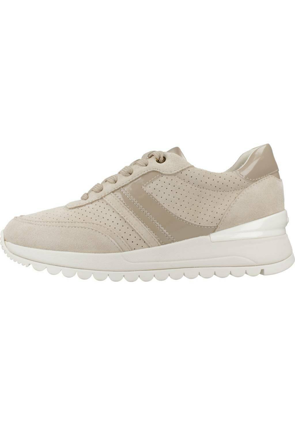 Beige Wildleder-Sneaker mit strukturierter Oberfläche, perforierten Details und glänzenden beigen Akzenten. Verfügt über eine gepolsterte weiße Sohle und Schnürsenkel.