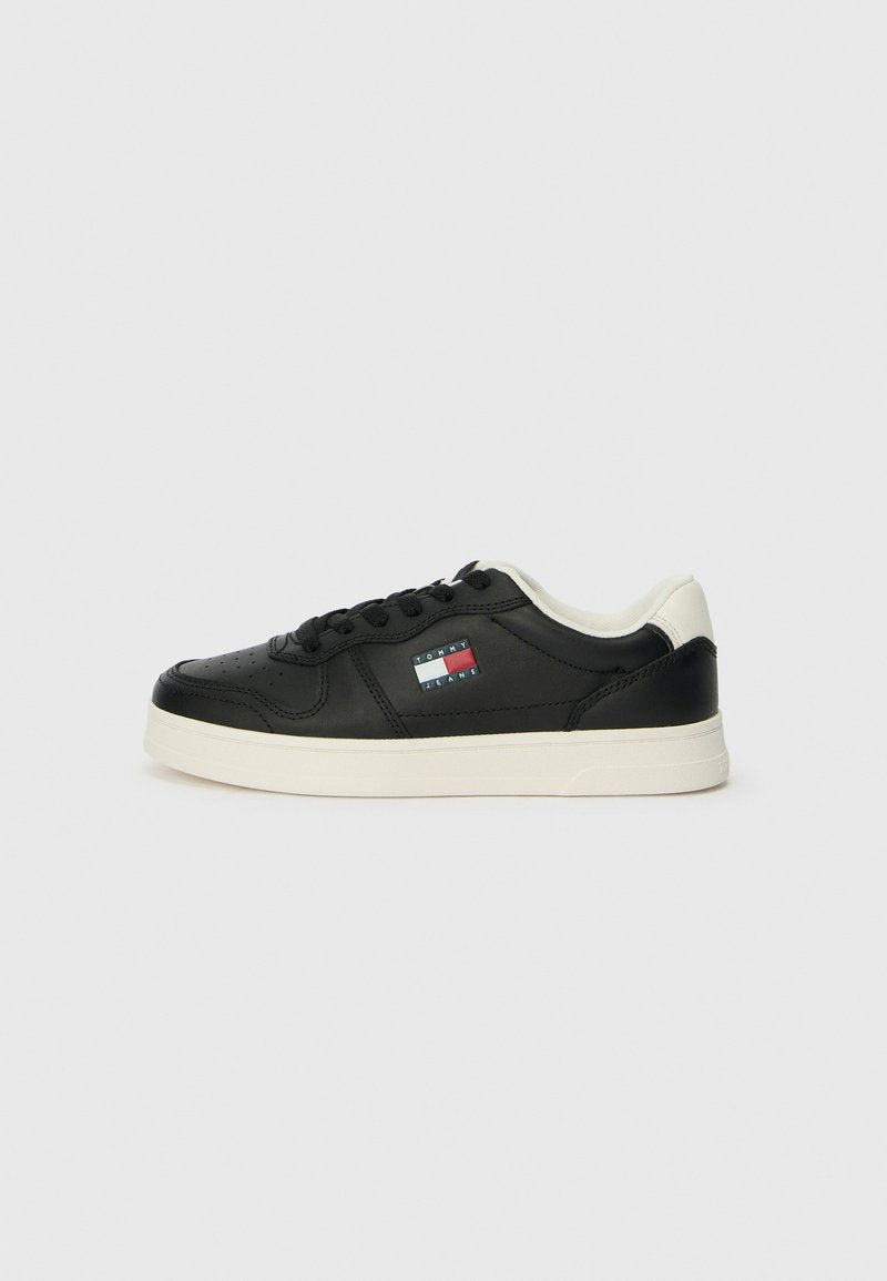 Schwarze Ledersneaker mit runder Zehenpartie, weißer Sohle und kontrastierendem Fersenbereich. Mit Logodetails in Rot, Weiß und Blau an der Seite.