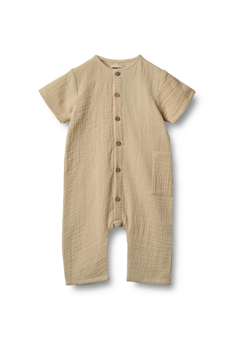 Beiger Baumwoll-Overall mit kurzen Ärmeln, Knopfleiste und seitlicher Tasche. Hat ein strukturiertes, zerknittertes Design.