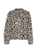 Leopardenmuster-Bluse mit V-Ausschnitt, langen Ärmeln und gerafften Manschetten. Der Stoff ist leicht mit einer glatten Textur in Beige-, Schwarz- und Brauntönen.