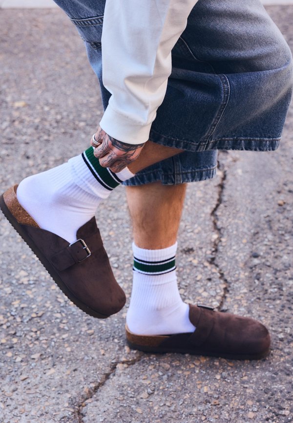 Bershka BUCKLE DETAIL - Clogs - brown
