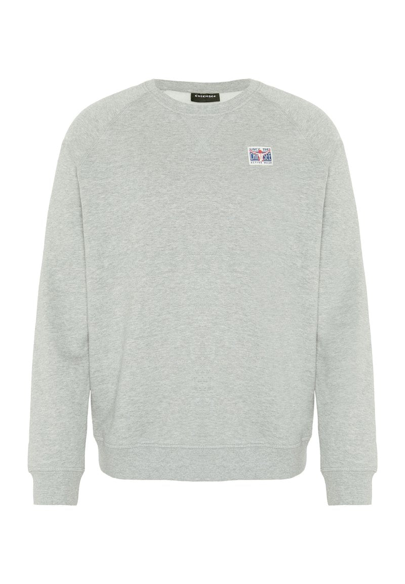 Hellgrauer Pullover mit langen Ärmeln, gerippten Bündchen und Saum, mit einem kleinen mehrfarbigen Logo auf der Brust. Weiches Material aus Baumwollmischung.