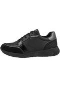 Schwarze Sportschuhe mit einer Kombination aus glattem Leder und strukturierten Akzenten, runder Zehenpartie, Schnürdesign und einer dicken Gummisohle.