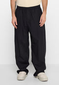 Schwarze, locker sitzende Hose mit elastischem Bund, aus leichtem Material gefertigt, mit Seitentaschen und einer weichen Textur.