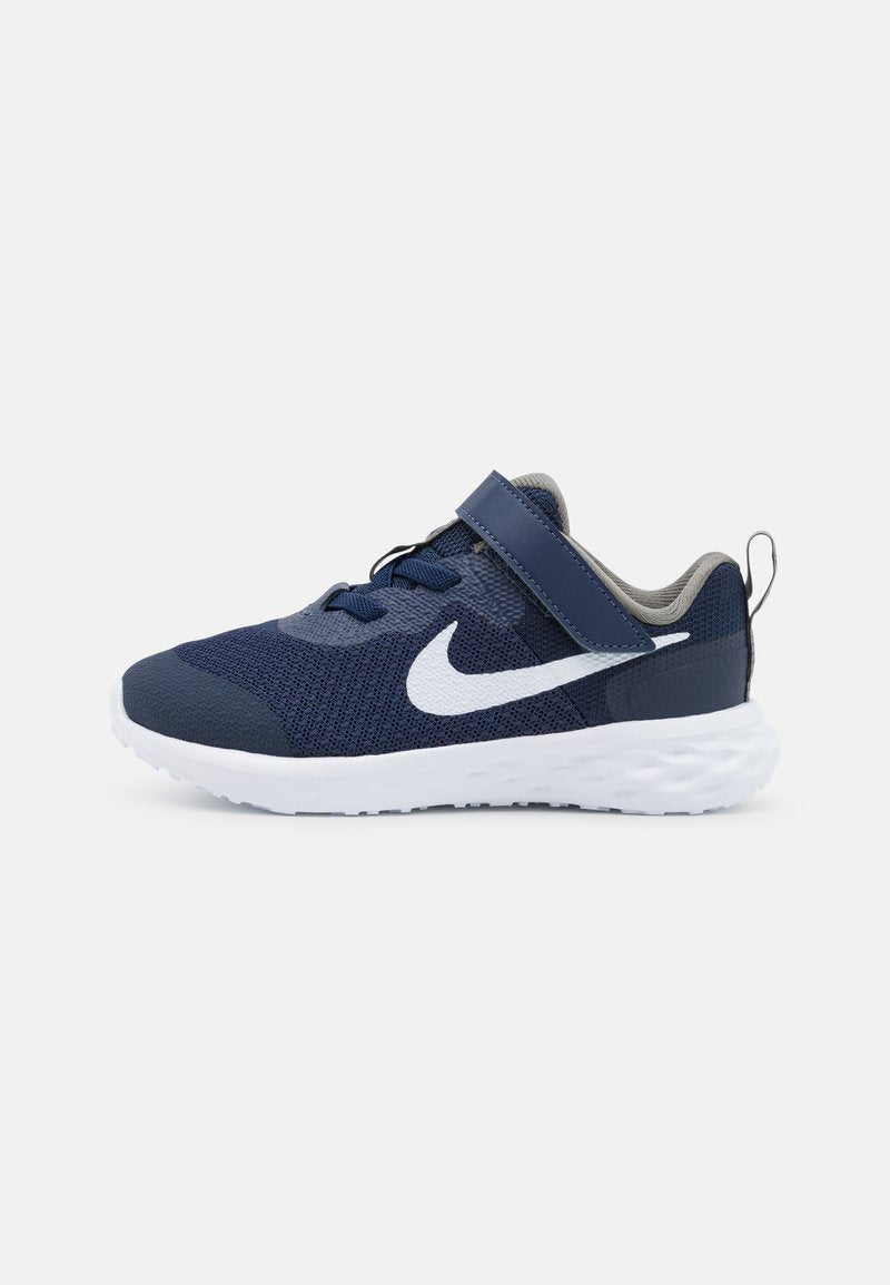 Marineblaue Sportschuhe mit Mesh-Obermaterial, weißen Akzenten, elastischen Schnürsenkeln und einem Klettverschluss. Entwickelt für Komfort und Flexibilität.