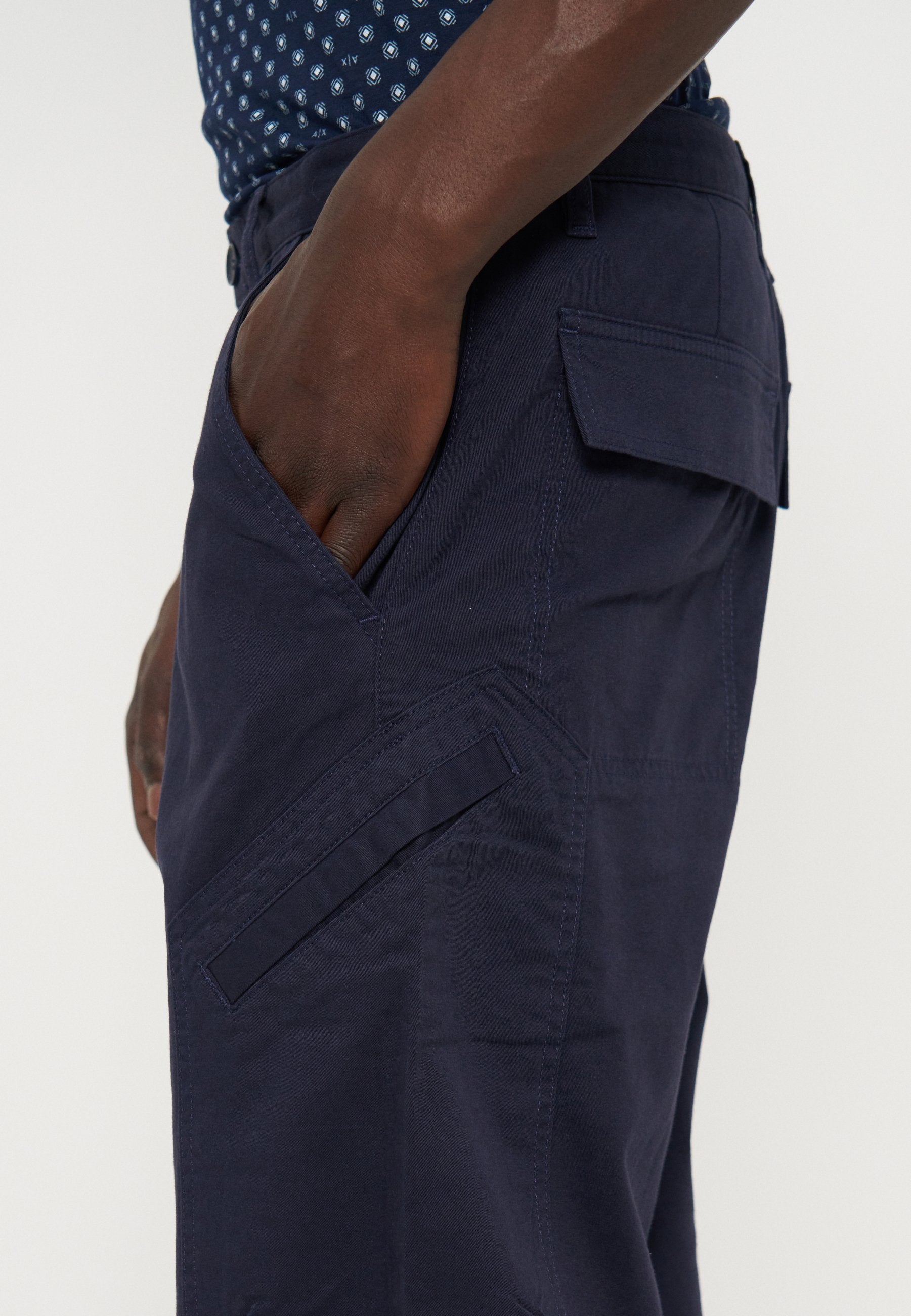Armani Exchange Chino Media 5