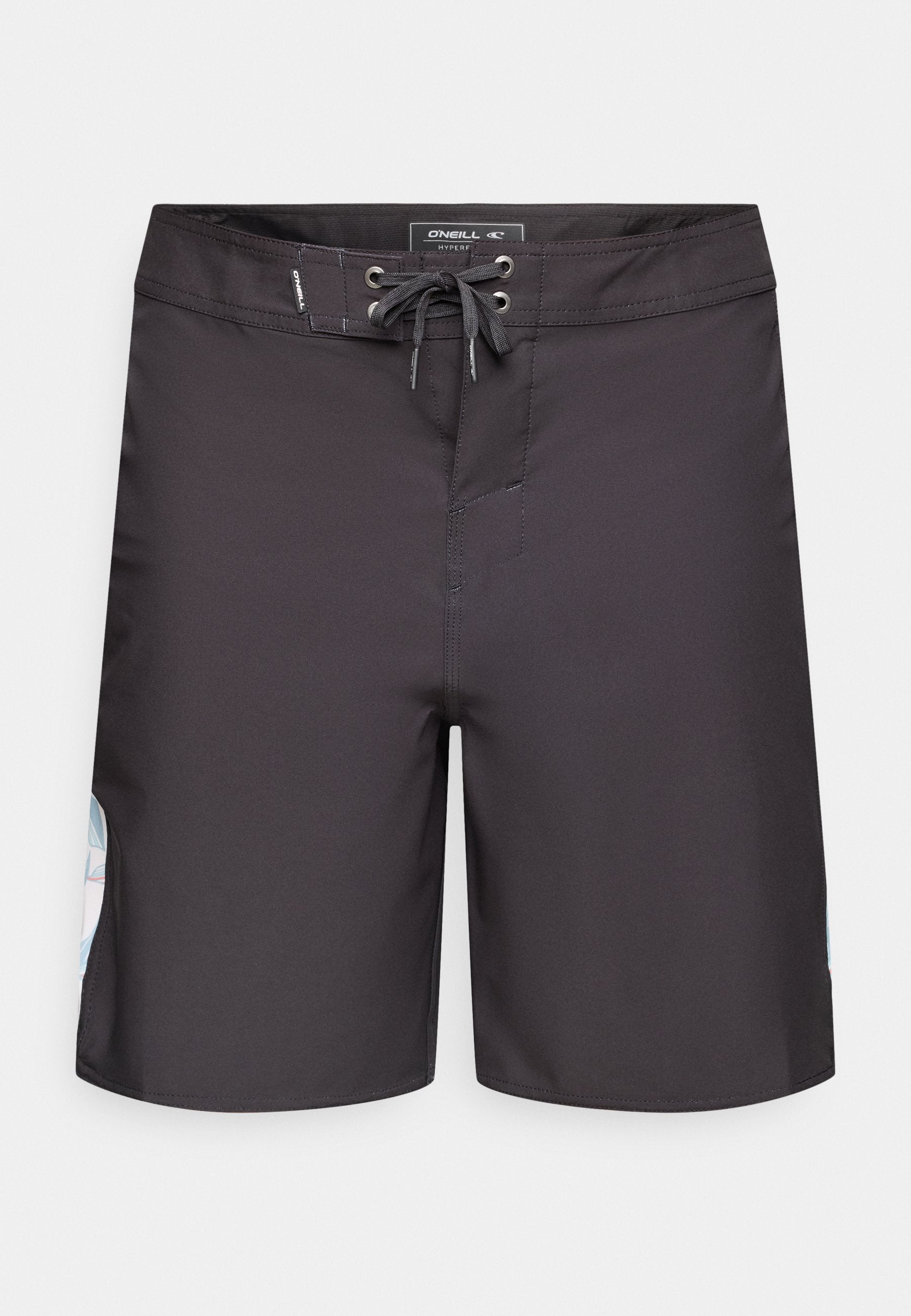 Schwarze Herren-Boardshorts mit Schnürverschluss vorne und dezentem blau-weißem Blumendesign an den seitlichen Einsätzen.
