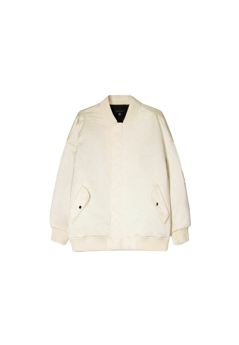 Hellbeige Bomberjacke mit geripptem Kragen, langen Ärmeln, seitlichen Taschen und einem gemusterten Knopfverschluss. Glatte Stoffoberfläche.