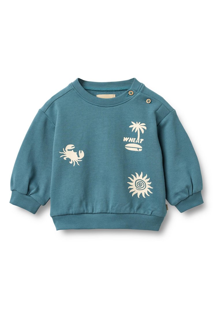 Türkisfarbener Kinderpullover mit cremefarbenen Grafiken: Krabbe, Palme, Sonne und dem Text "WHEAT." Mit Knopfdetail an der Schulter.