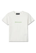 Weißes T-Shirt mit kurzen Ärmeln, grünem Schriftzug "Matcha on my mind" mittig auf der Brust und einem schwarzen PEGADOR-Label im Krageninnenteil.