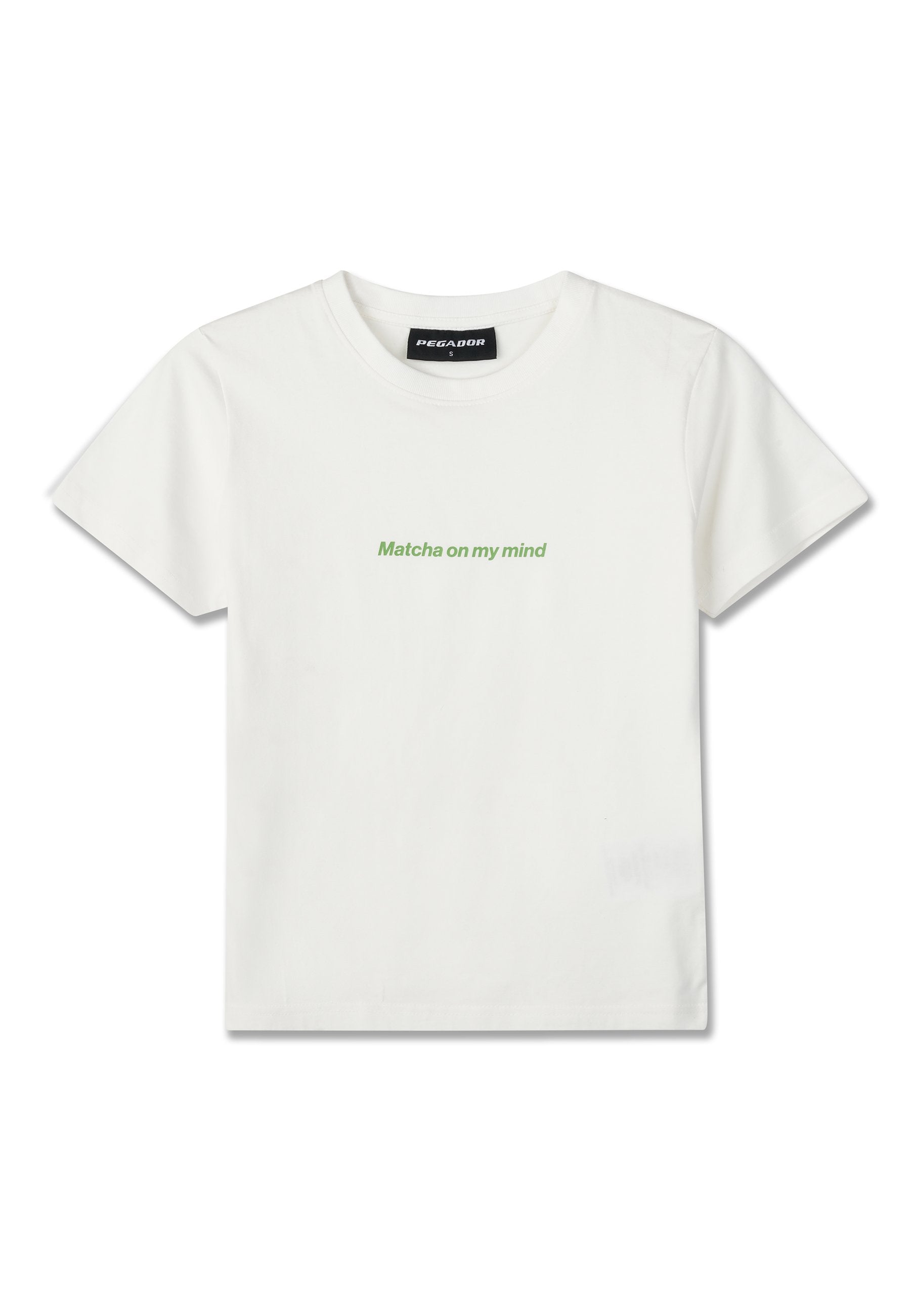 Weißes T-Shirt mit kurzen Ärmeln, grünem Schriftzug "Matcha on my mind" mittig auf der Brust und einem schwarzen PEGADOR-Label im Krageninnenteil.