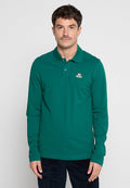 Grünes Langarm-Polo-Shirt mit Kragen. Besitzt ein kleines rot-weißes Logo auf der linken Brustseite. Aus Baumwollmaterial mit glatter Textur.