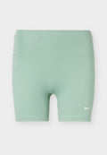 Hellgrüne Nike Sport-Radshorts mit hohem Bund und weißem Nike-Swoosh am linken Bein vor einfarbigem Hintergrund.