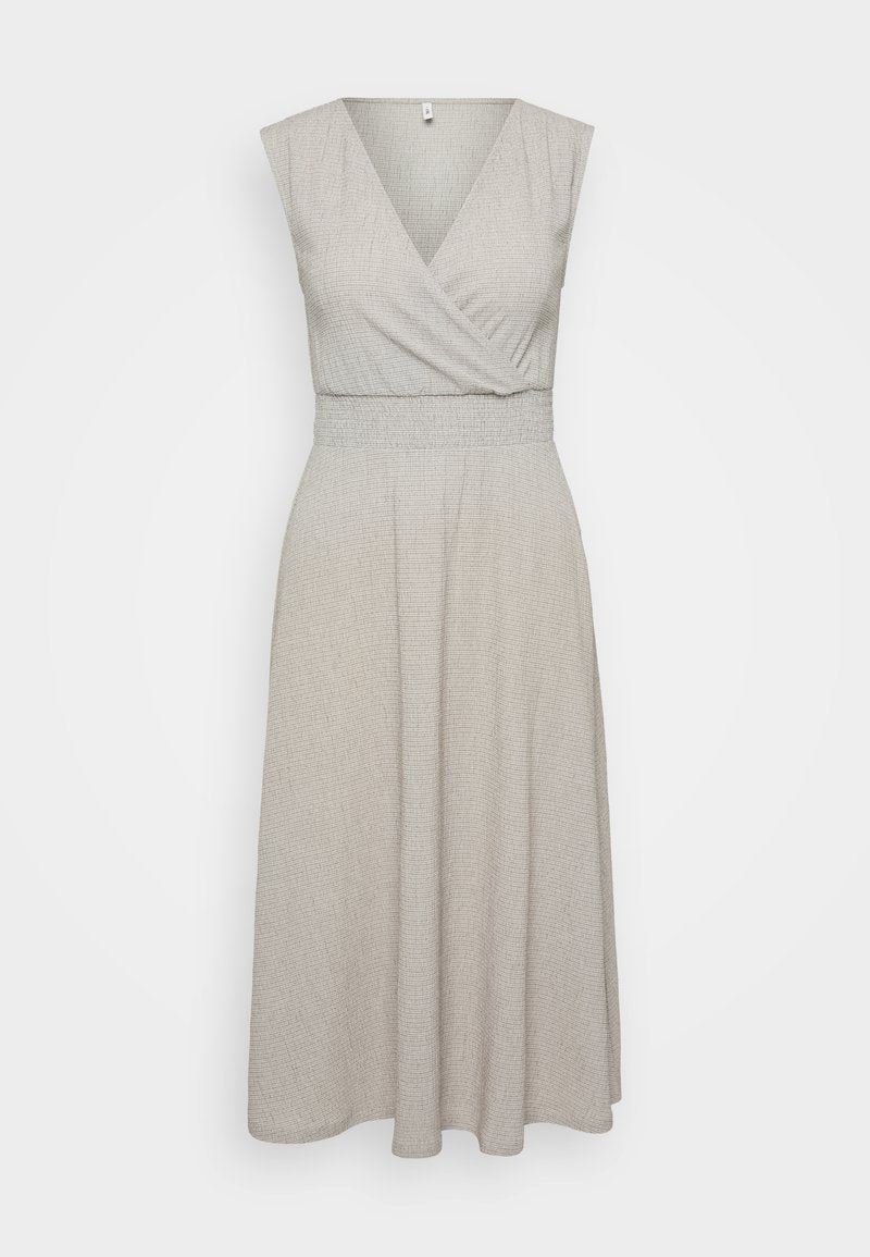 Hellgraues Kleid mit Wickeldesign, V-Ausschnitt, ärmellosem Schnitt und geraffter Taille. Der fließende Rock reicht bis zur Mitte der Wade, durchgehend strukturiertes Gewebe.