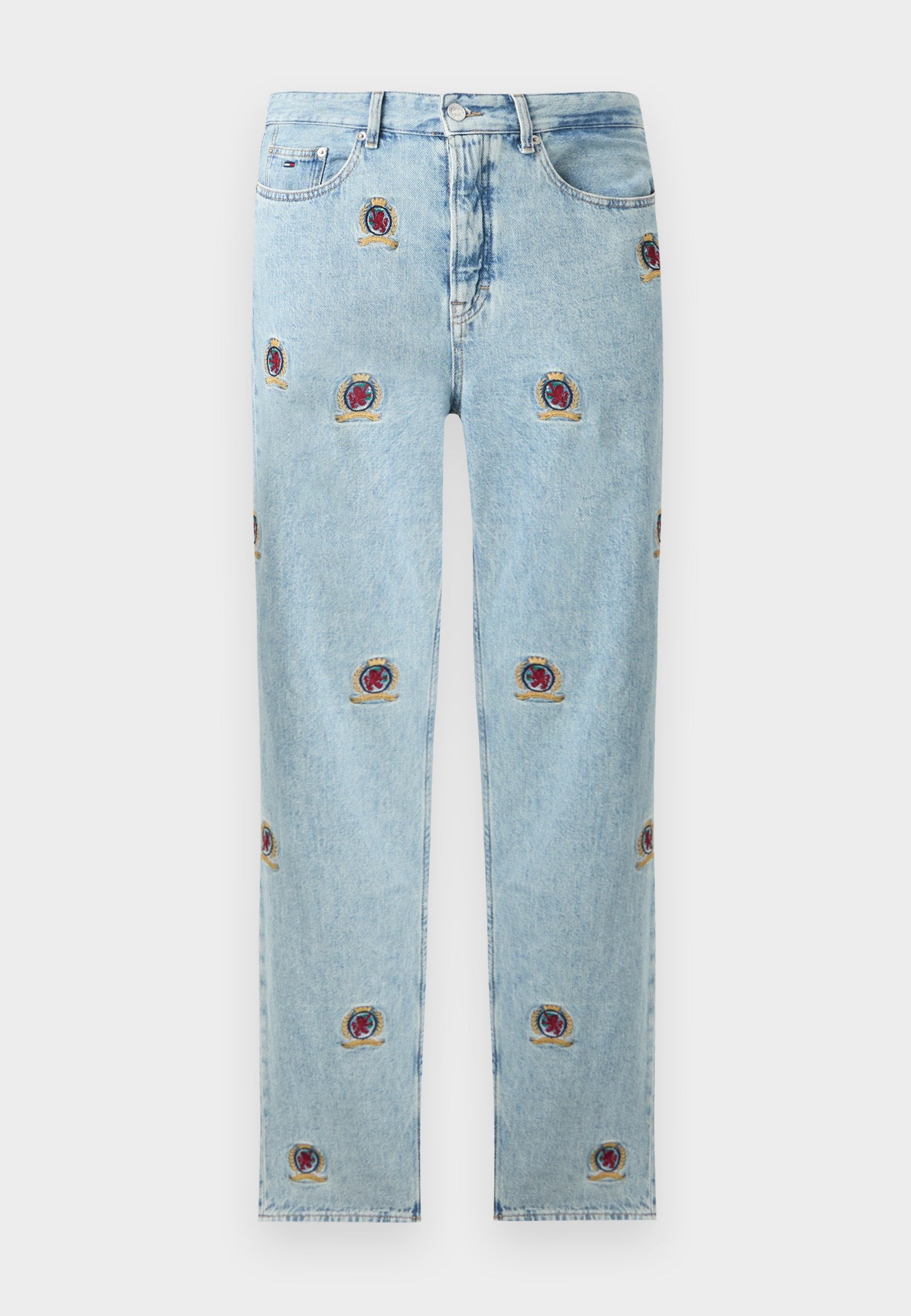 Hellblaue Jeans aus Denim mit geraden Beinen und kleinen, bestickten roten Rosen und goldenen Wappen, die gleichmäßig verteilt sind.