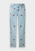 Hellblaue Jeans aus Denim mit geraden Beinen und kleinen, bestickten roten Rosen und goldenen Wappen, die gleichmäßig verteilt sind.