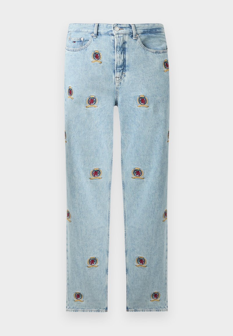 Hellblaue Jeans aus Denim mit geraden Beinen und kleinen, bestickten roten Rosen und goldenen Wappen, die gleichmäßig verteilt sind.