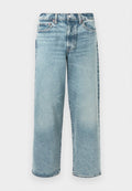 Helle Jeans aus Denim mit einer lockeren Passform, geradem Bein, mittelhoher Taille, fünf Taschen und sichtbaren Nähdetails.