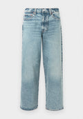 Helle Jeans aus Denim mit einer lockeren Passform, geradem Bein, mittelhoher Taille, fünf Taschen und sichtbaren Nähdetails.